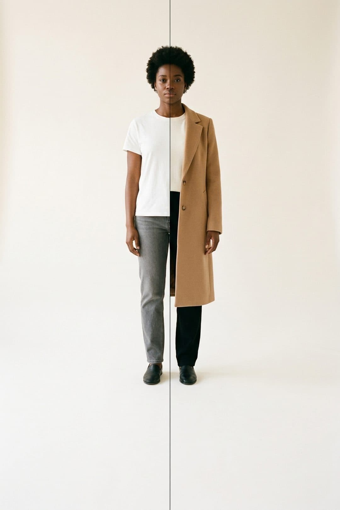 Une personne photographiée deux fois, sans puis avec un manteau ajouté par FittingRoom