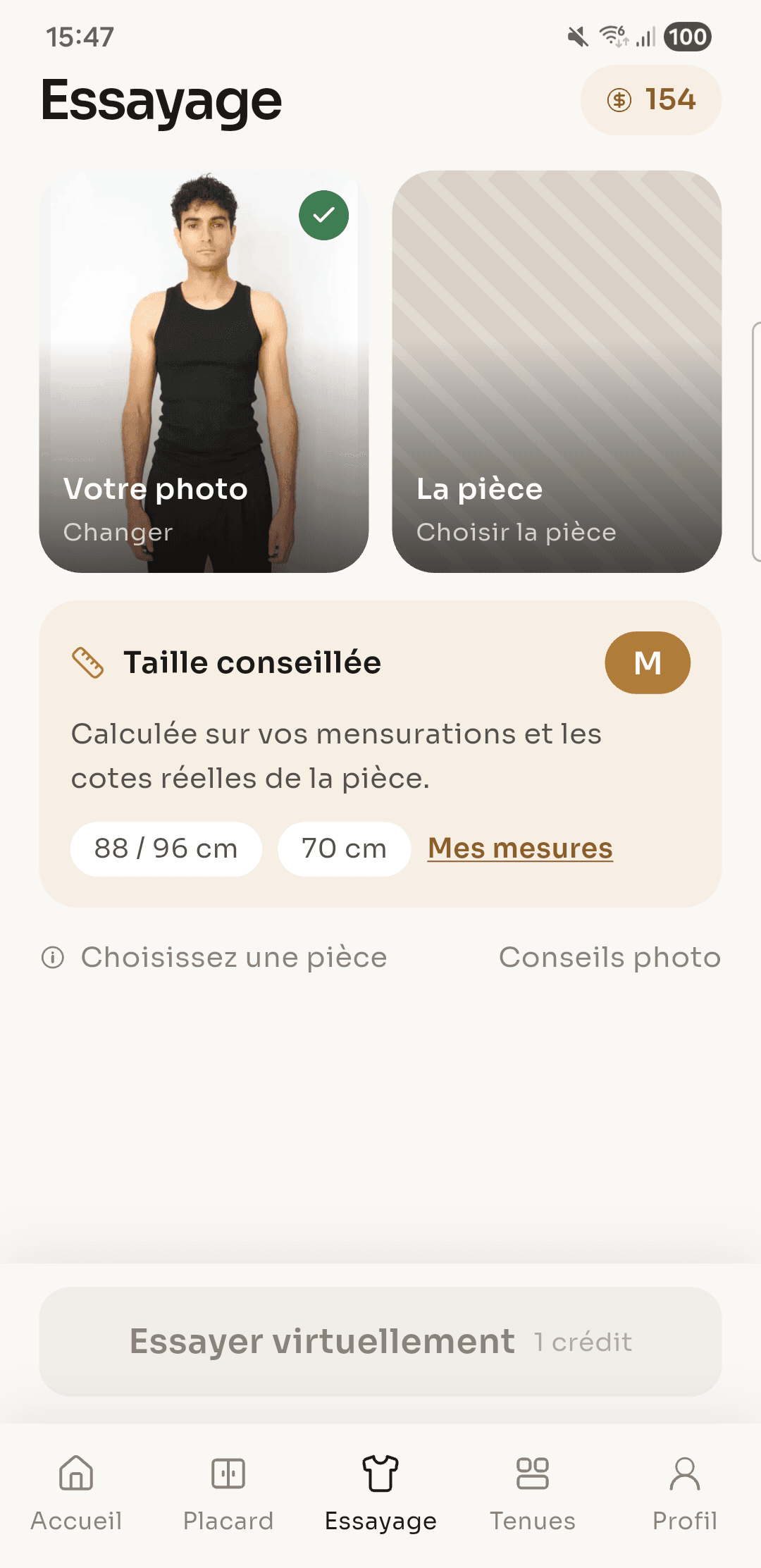 L'écran d'essayage, avec la photo de l'utilisateur, la pièce à choisir et la taille conseillée