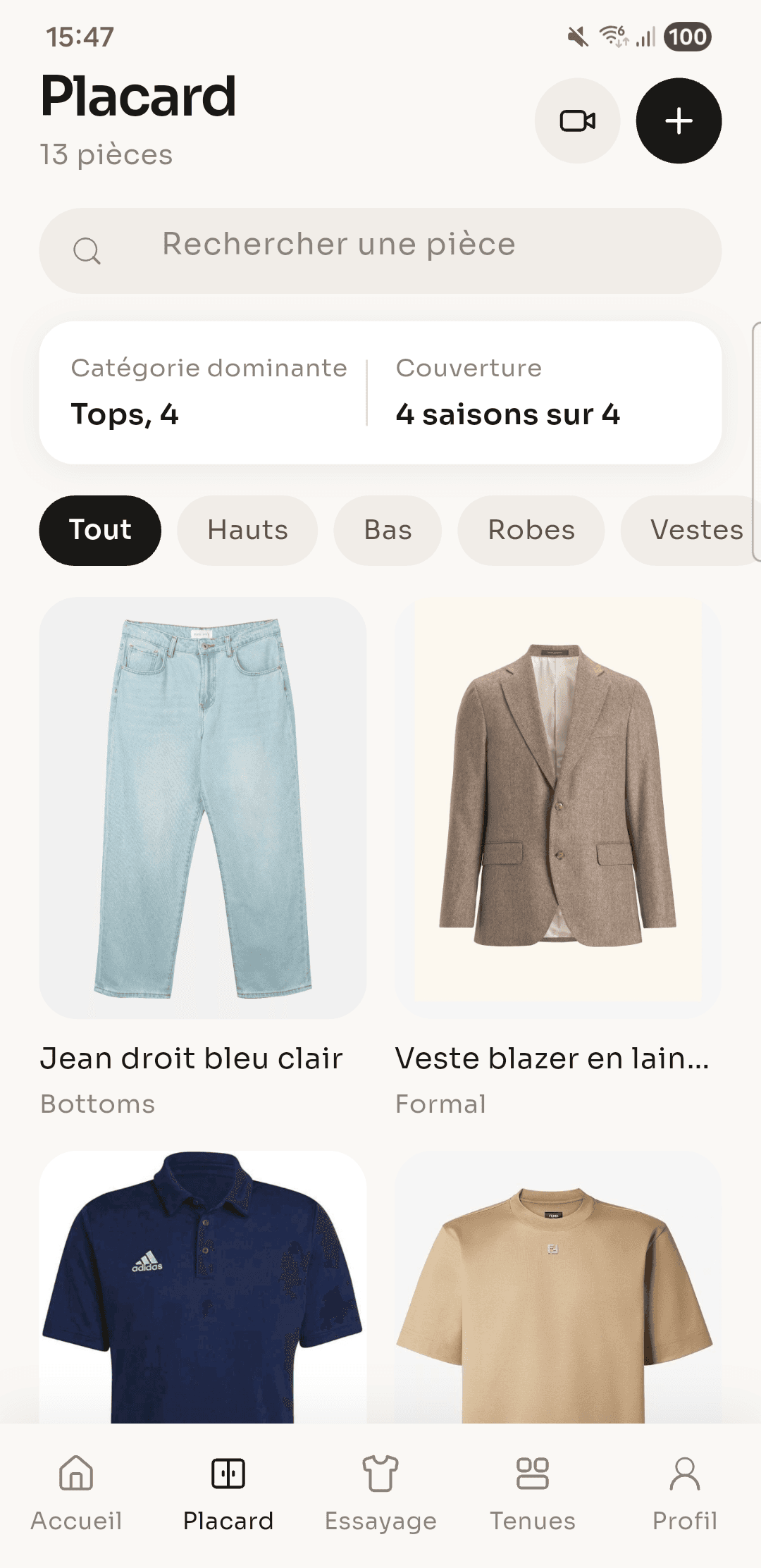Le placard de l'application, avec un jean, un blazer et deux hauts rangés par catégorie